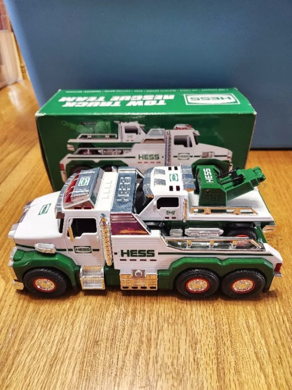 Hess Tow Truck Rescue Team set Sirens 2019 w/Box - Missing smaller truck tow arm